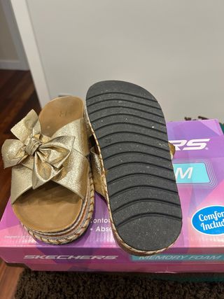 Sandalias doradas con lazo
