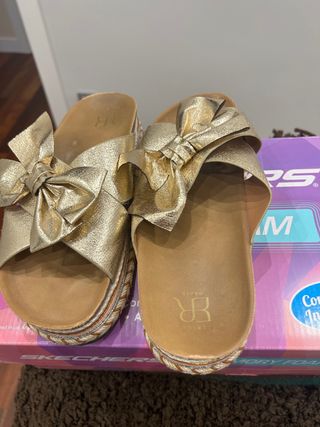 Sandalias doradas con lazo