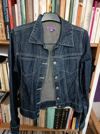 Cazadora tejana Bershka fina .