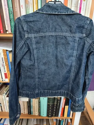 Cazadora tejana Bershka fina .