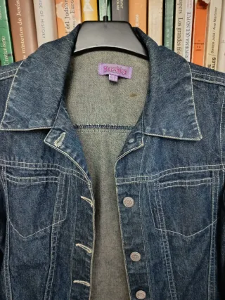 Cazadora tejana Bershka fina .