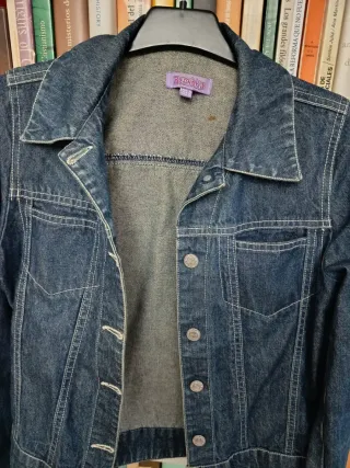 Cazadora tejana Bershka fina .