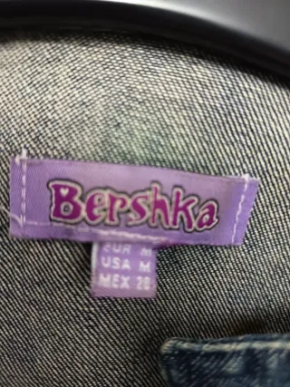 Cazadora tejana Bershka fina .