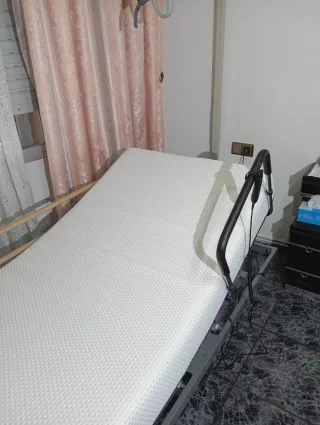 Cama articulada con colchón y triángulo