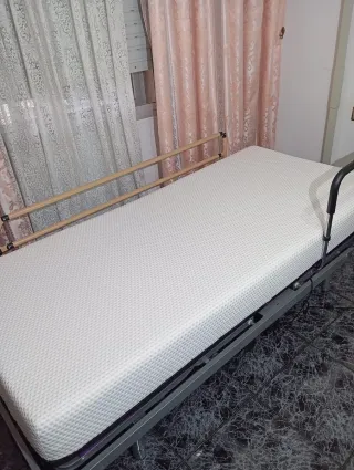 Cama articulada con colchón y triángulo