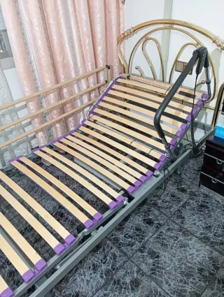 Cama articulada con colchón y triángulo