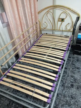 Cama articulada con colchón y triángulo