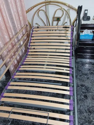 Cama articulada con colchón y triángulo