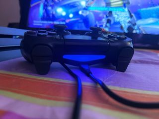 PS4 + 2 cables + 1 mando