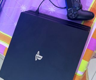 PS4 + 2 cables + 1 mando