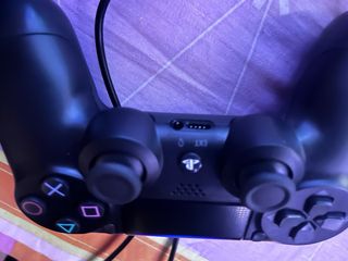 PS4 + 2 cables + 1 mando