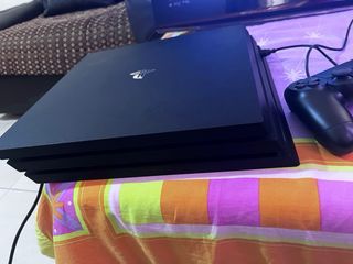 PS4 + 2 cables + 1 mando