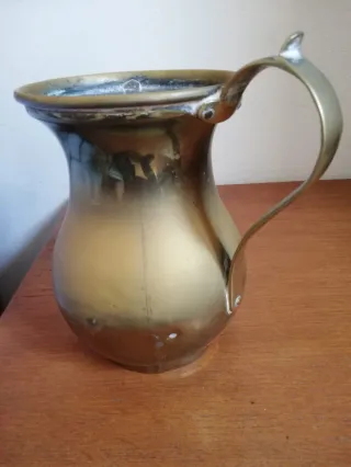 Jarra antigua de latón o bronce