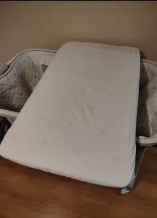 Cuna de bebé con ruedas