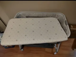 Cuna de bebé con ruedas