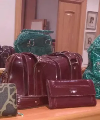 Bolso granate con cartera