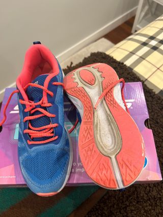 Zapatillas deportivas azules y rosas