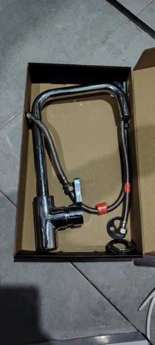 Grifo de fregadero metálico plateado