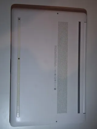 Ordenador portátil HP blanco.