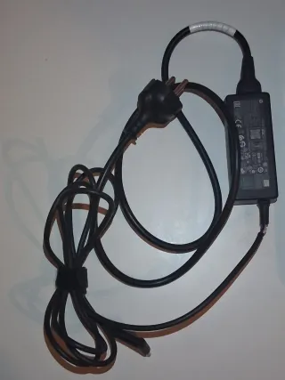 Ordenador portátil HP blanco.