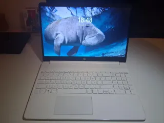 Ordenador portátil HP blanco.