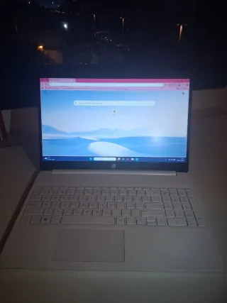 Ordenador portátil HP blanco.