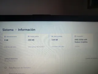 Ordenador portátil HP blanco.