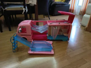 Caravana Barbie Rosa con Piscina y Tobogán