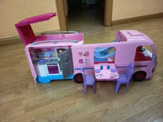 Caravana Barbie Rosa con Piscina y Tobogán