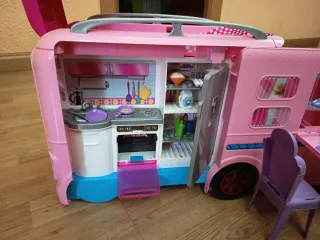 Caravana Barbie Rosa con Piscina y Tobogán