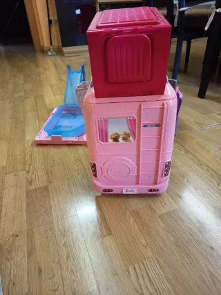 Caravana Barbie Rosa con Piscina y Tobogán