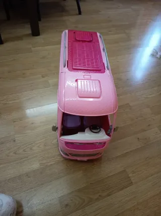 Caravana Barbie Rosa con Piscina y Tobogán