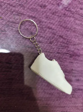 Llavero zapato deportivo blanco nike