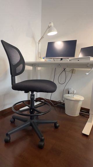 Silla de oficina negra con respaldo de rejilla