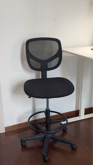 Silla de oficina negra con respaldo de rejilla