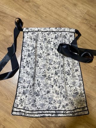 Delantal huertana floral.