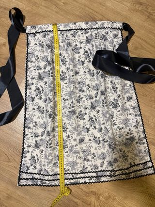 Delantal huertana floral.