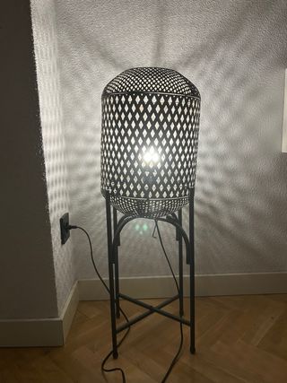 Lámpara de pie de bambú y metal sin usar