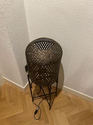 Lámpara de pie de bambú y metal sin usar
