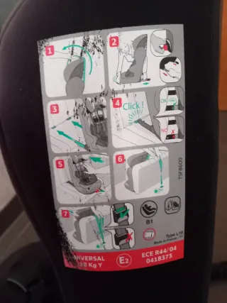 Silla de coche negra con arnés