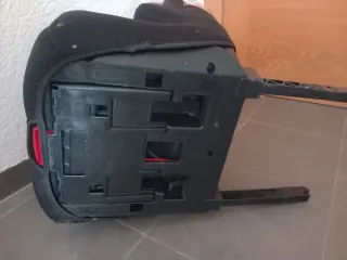 Silla de coche negra con arnés