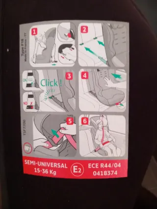 Silla de coche negra con arnés