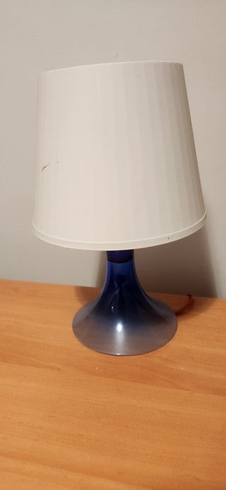 Lámpara de mesa azul y blanca