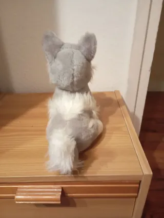 Perrito de peluche gris y blanco