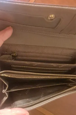 Cartera de piel DKNY marrón