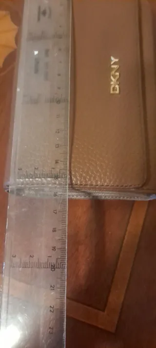 Cartera de piel DKNY marrón