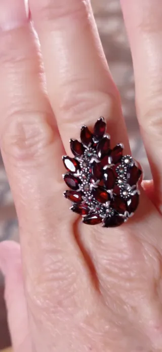 Anillo antiguo hoja de granates.