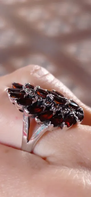 Anillo antiguo hoja de granates.