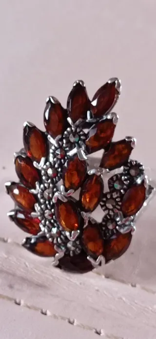 Anillo antiguo hoja de granates.