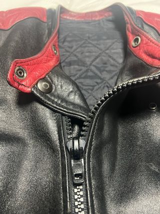 Chaqueta de cuero negra y roja